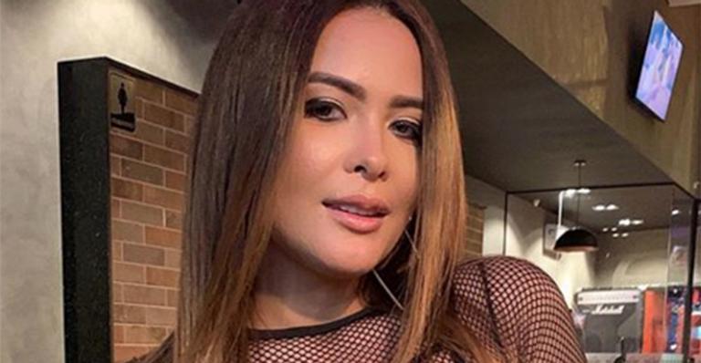 Geisy Arruda faz topless na praia e exibe marquinha do biquíni na pele