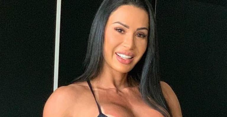 Gracyanne Barbosa surge nua para exibir marquinhas de biquíni e causa na web