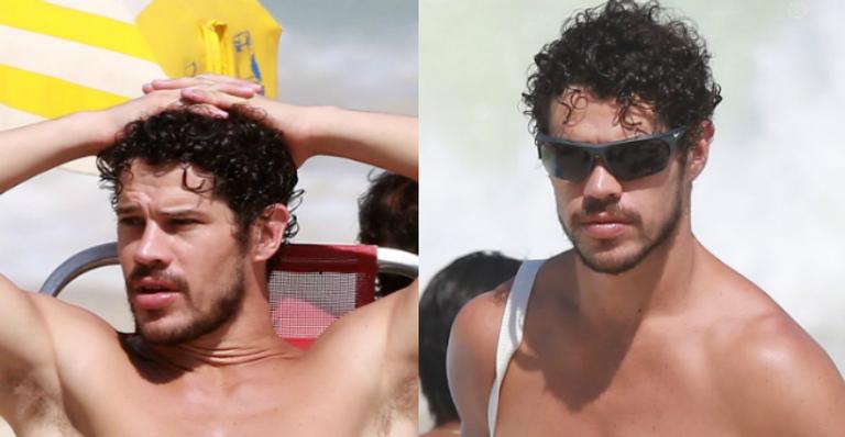 José Loreto curte dia de praia com amigos e exibe barriguinha riscada