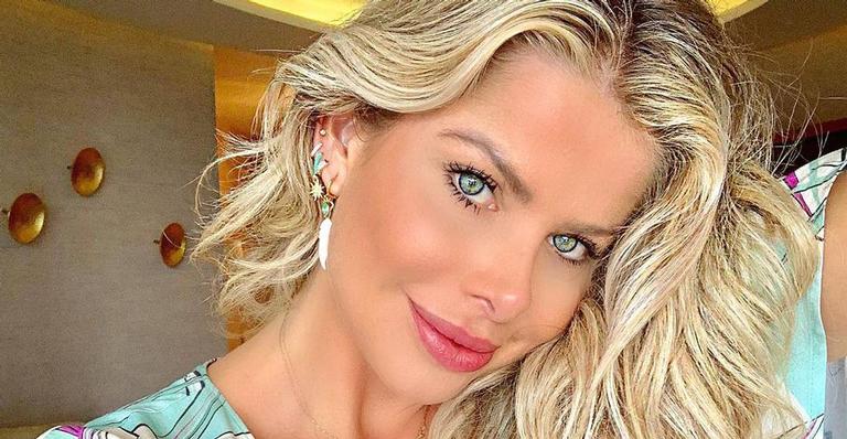 Karina Bacchi surge plena de biquíni em cenário paradisíaco: “Cantinho do paraíso”