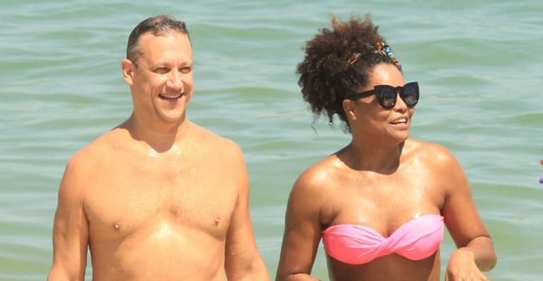 Adriana Bombom faz topless em dia na praia com o noivo