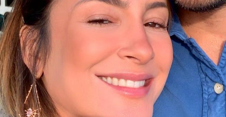 Claudia Leitte encanta ao amamentar Bela, a bebê recém-nascida cabeludíssima