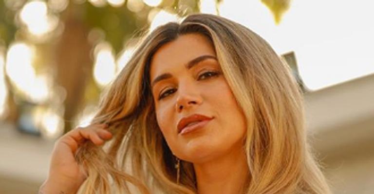 Ex-panicat Dani Souza surge com biquíni ousadíssimo em praia e deixa fãs perplexos