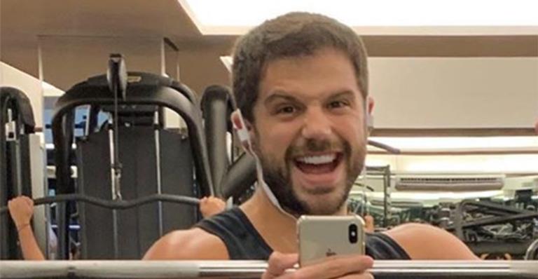 Duda Nagle surge só de cueca bege e fãs vão à loucura