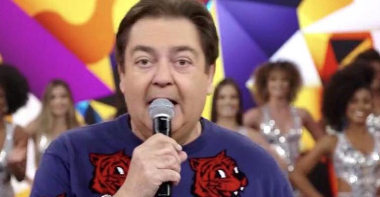 Faustão usa presente que ganhou do filho, mas alfineta: ”Ridículo”