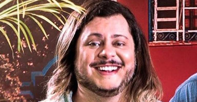 Marcus Majella leva o namorado bonitão e a mãe para pré-estreia de filme
