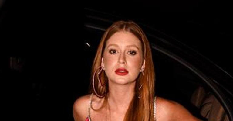 Marina Ruy Barbosa causa ao chegar em carro de luxo com microvestido em evento