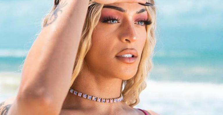 Pabllo Vittar desfila com biquíni atoladinho e exibe bumbum gigante na praia