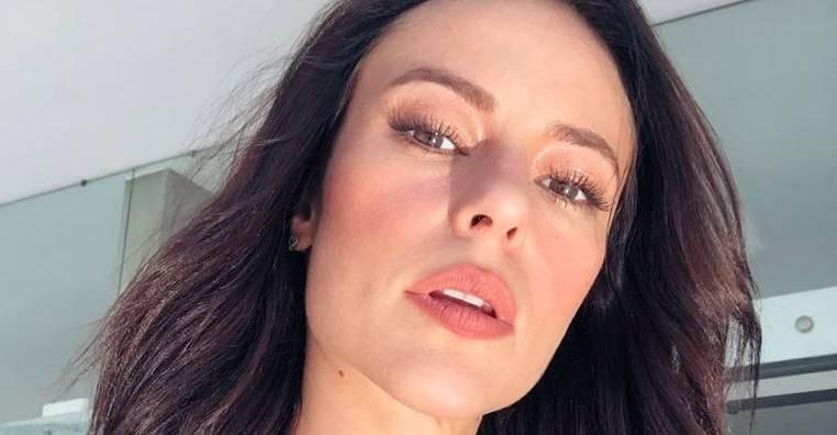 Sem make, Paolla Oliveira posa de biquíni exibindo sua beleza natural e fãs elogiam: “Maravilhosa”