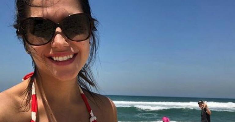 Thais Fersoza posa de biquíni em dia de praia com a família: ”Só agradeço”
