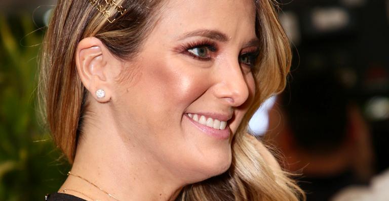 Ticiane Pinheiro vai ao primeiro evento após o nascimento de Manuella com look ousado