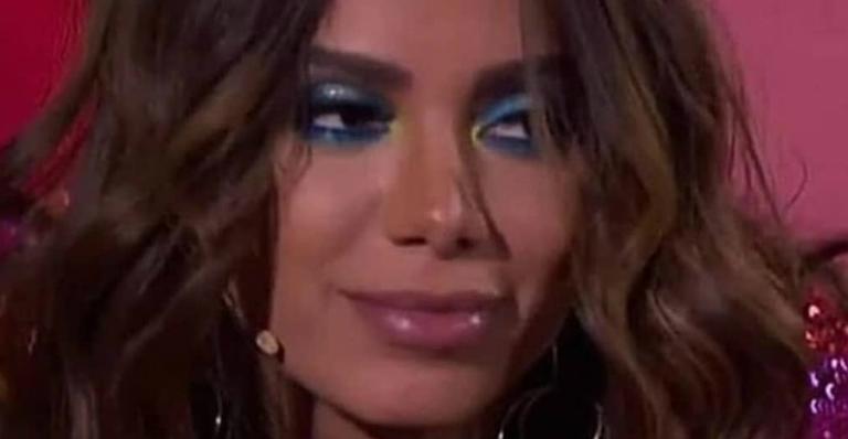 Anitta perde a paciência, dá tapa em fã que puxava seu cabelo e causa polêmica