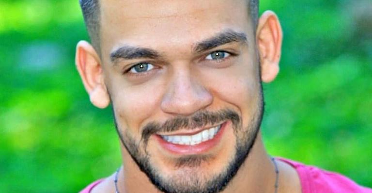 Caique Aguiar surge vestido de mulher, sensualiza e provoca: ”Quem quer?”