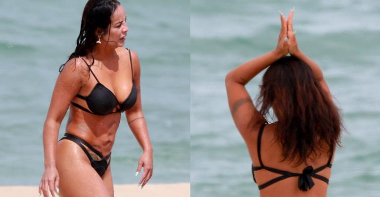 Carol Nakamura alivia o calor com banho de mar e exibe corpaço