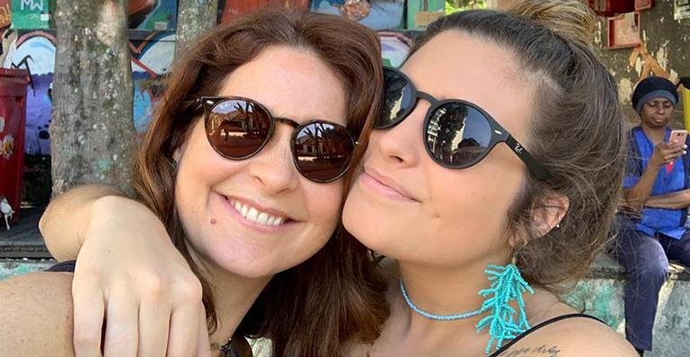 Filha de Claudia Abreu começa a namorar com ator de 23 anos