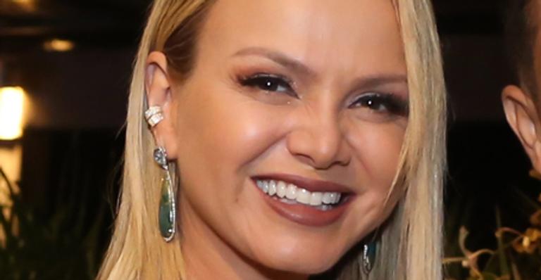 Poderosa, Eliana surge chiquérrima e soltinha em casamento de cantor de forró