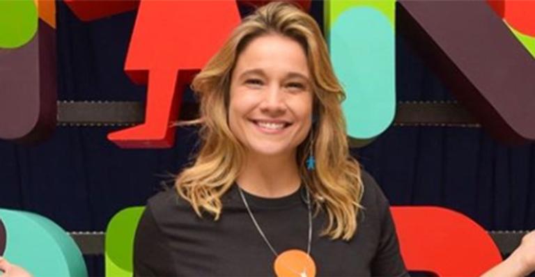 Fernanda Gentil exibe tatuagem enorme no quadril durante drenagem