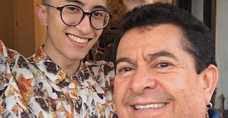 Filho do sertanejo Solimões surge sem roupas em selfie ousada no banheiro