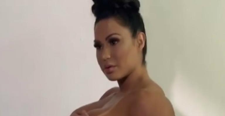 Gracyanne Barbosa mostra os seios sem querer durante ensaio sensual