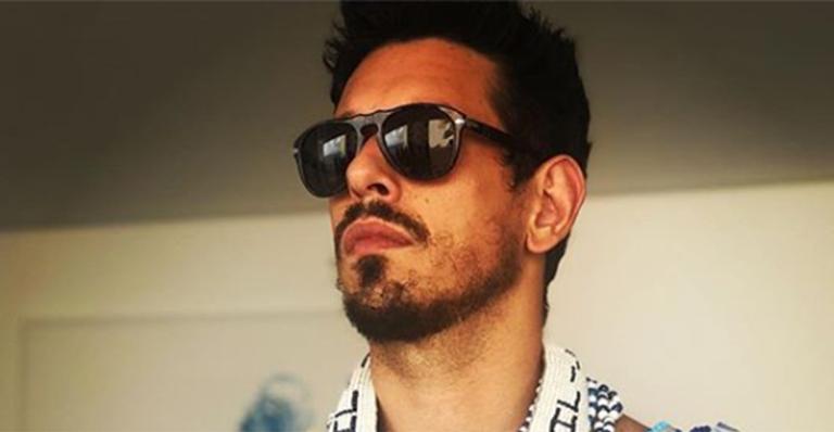 João Vicente de Castro comove ao falar da morte do pai: ‘Lamento a ausência’