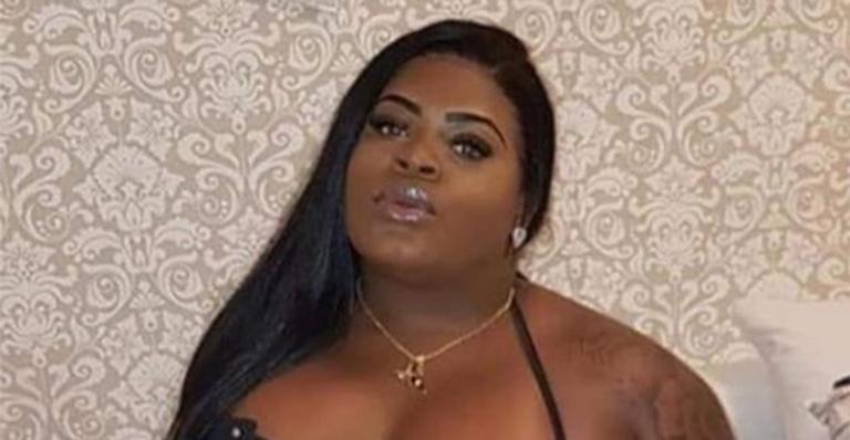 Jojo Todynho ostenta corpão ao usar biquíni minúsculo na praia