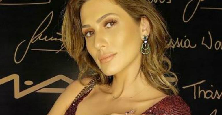 Lívia Andrade surge deslumbrante em vestido vermelho aberto e curvas impressionam fãs