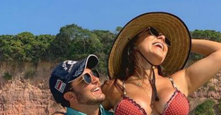Thammy Miranda dá beijão no barrigão da esposa em cenário paradisíaco e derrete fãs