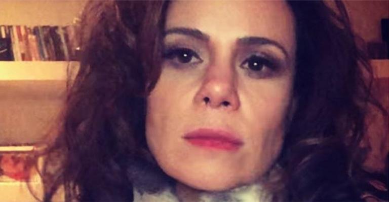 Vanessa Gerbelli emociona ao anunciar a morte do pai: ‘Eu choro’