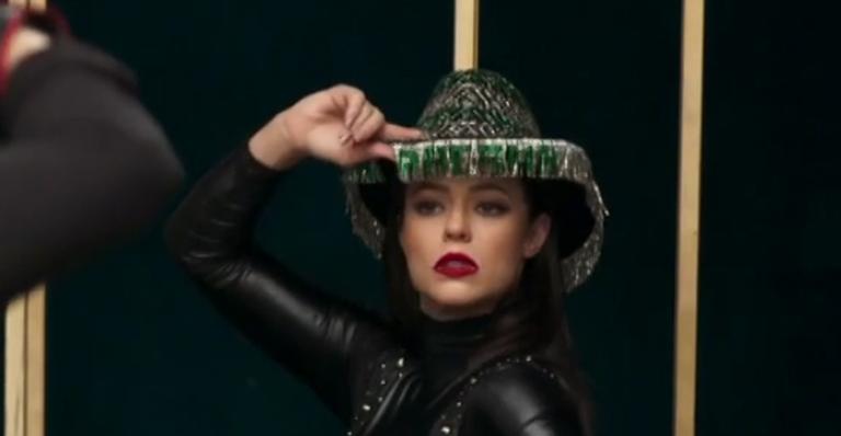 Em novela, Paolla Oliveira aparece usando body cavadíssimo e exibe bumbum poderoso
