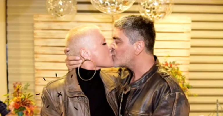 Xuxa celebra o aniversário de Junno Andrade nos bastidores do Dancing Brasil