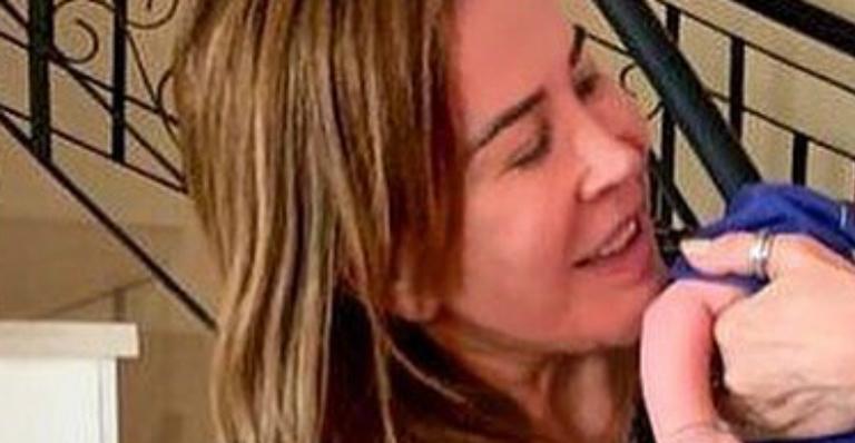 Zilu Camargo paparica o neto de um mês e destrói fofurômetro com sorriso de Joaquim