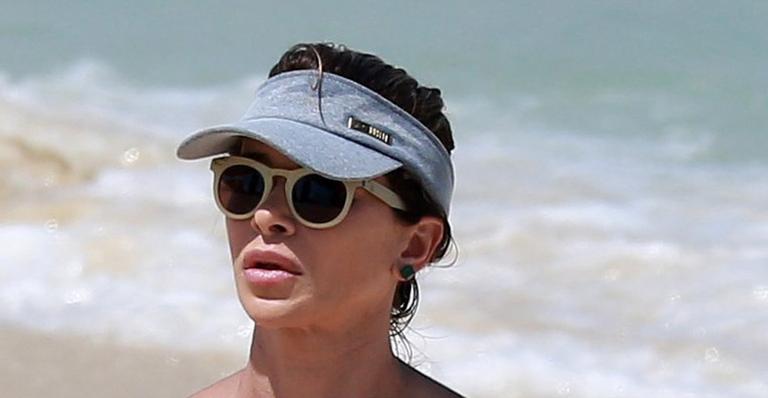Aos 43 anos, Dany Bananinha exibe corpo esculturam em praia do Rio
