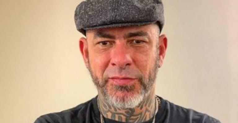 Henrique Fogaça surge sem camisa em clique antigo e tatuagem alternativa chama atenção
