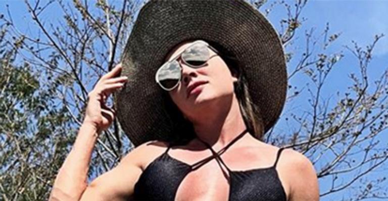 Juju Salimeni quase mostra demais ao usar maiô super cavado