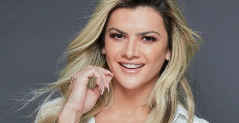 Aos 36 anos, Mirella Santos põe bumbum para jogo com biquíni branco e impressiona