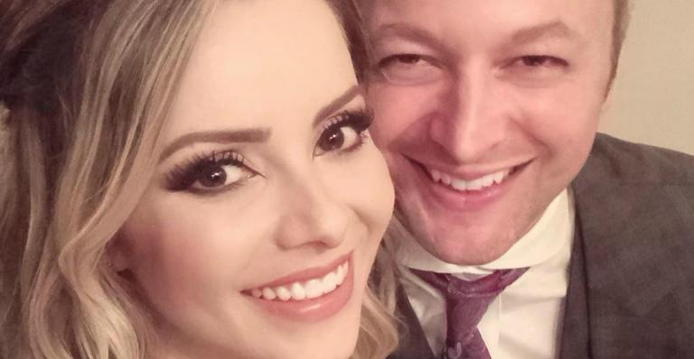 Marido de Sandy passa por procedimento estético e cantora avalia resultado