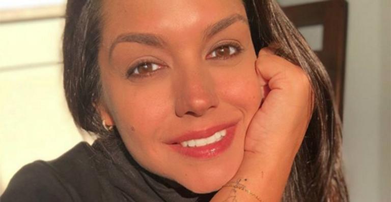 Aos 35 anos, Thais Fersoza exibe corpão ao surgir de biquíni