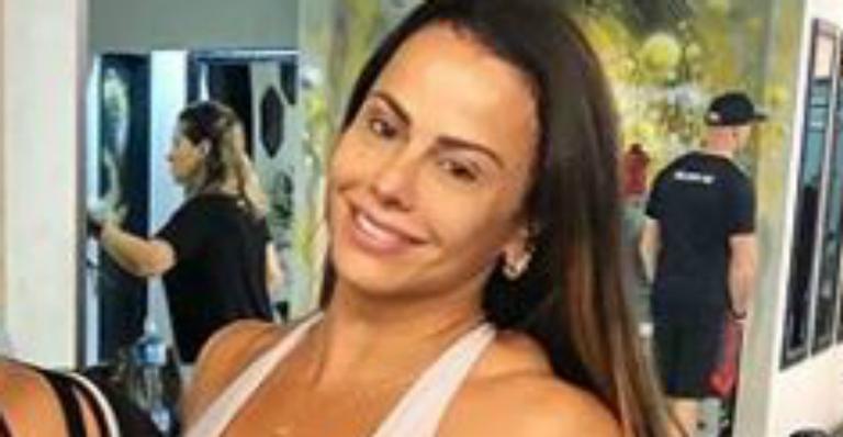 Viviane Araújo surge com micro shorts e pernas musculosas roubam a cena
