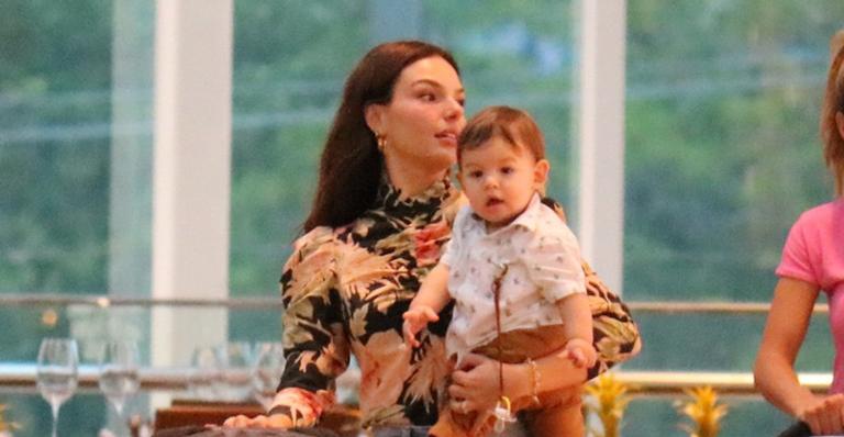 Isis Valverde é flagrada com o filho, Rael, em passeio no shopping