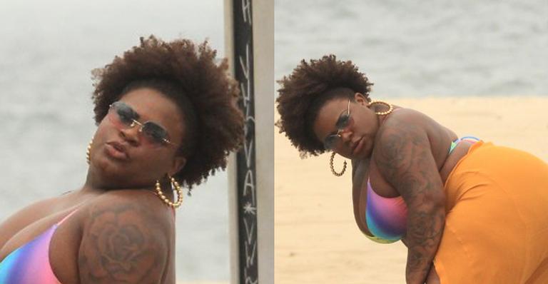 Jojo Todynho exibe quase tudo com biquíni micro em gravação na praia
