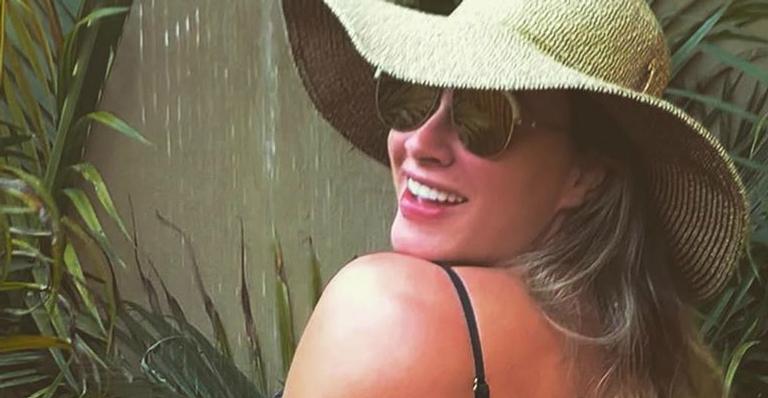Juju Salimeni empina bumbum de maiô atoladinho e deixa seguidores sem ar