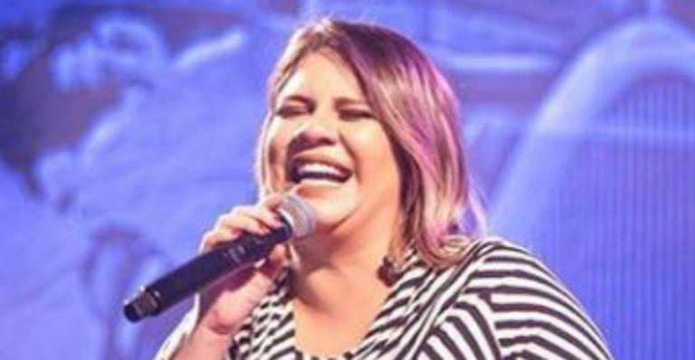Marília Mendonça usa saia justinha e deixa barrigão a mostra durante show