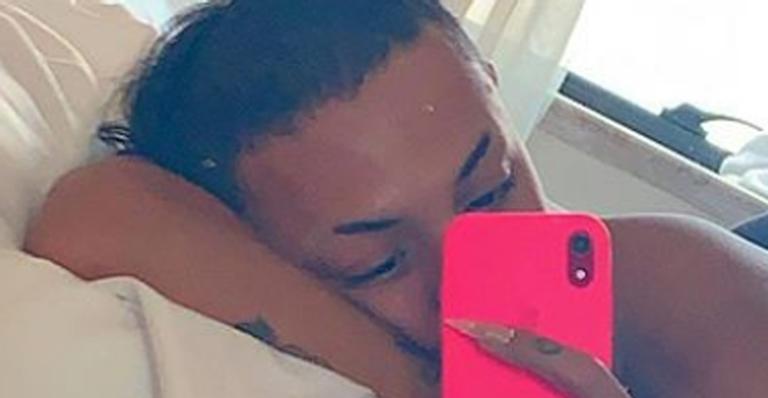 Pabllo Vittar surge na cama e exibe bumbum redondinho em foto provocante