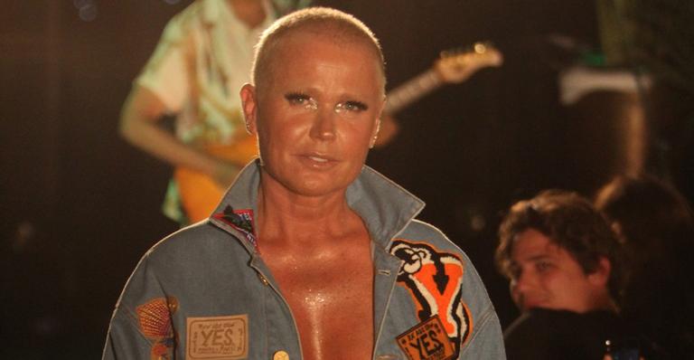 Xuxa Meneghel arrasa ao desfilar exibindo um corpo escultural