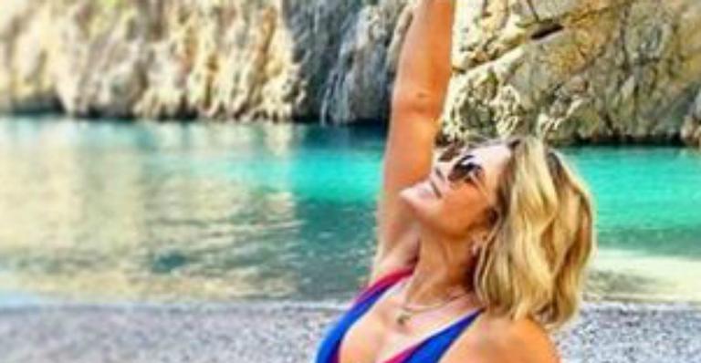 Flávia Alessandra surge em maiô cavadíssimo, ostenta curvas e Otaviano Costa comenta
