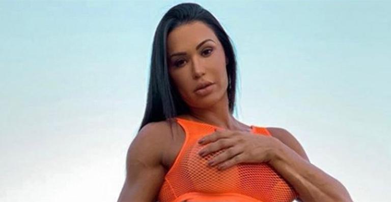 Gracyanne Barbosa abaixa o shortinho para mostrar tatuagem no ‘cofrinho’