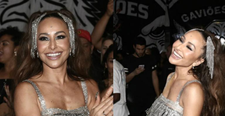 Deslumbrante, Sabrina Sato mostra samba no pé e ostenta pernões em look curtinho
