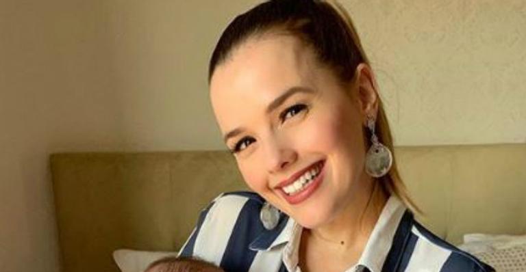 Thaeme derrete fãs ao mostrar look da filha Liz em sua cama: ”Bebê mais perfeita”