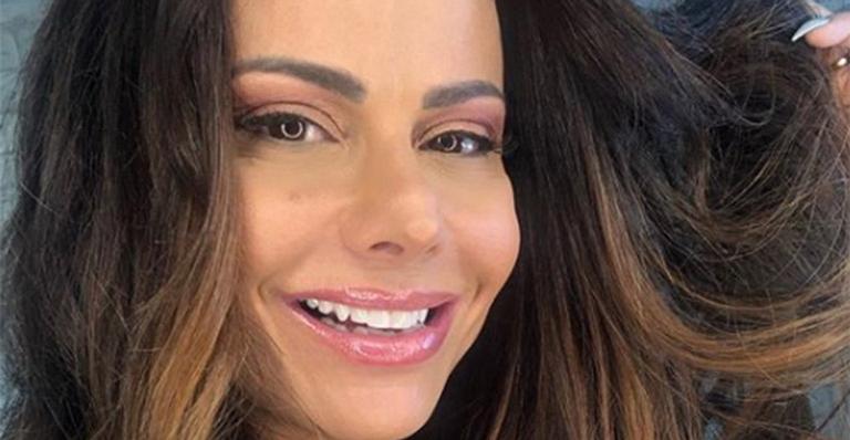 Viviane Araújo ostenta corpo perfeito ao surgir de biquíni em ensaio