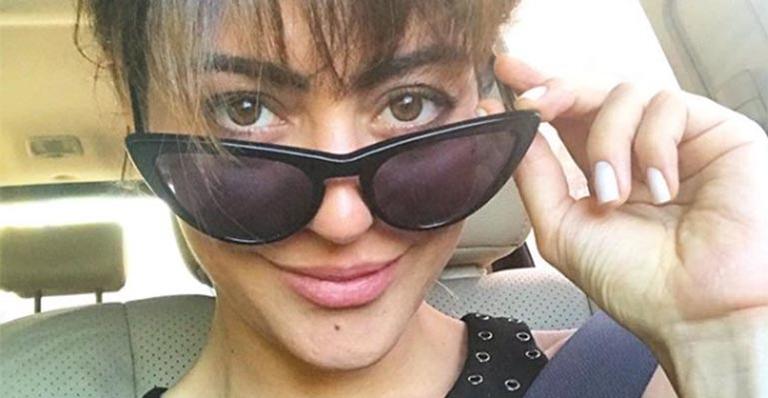 Carol Castro exibe corpão e tatuagem na barriga ao surgir de biquíni